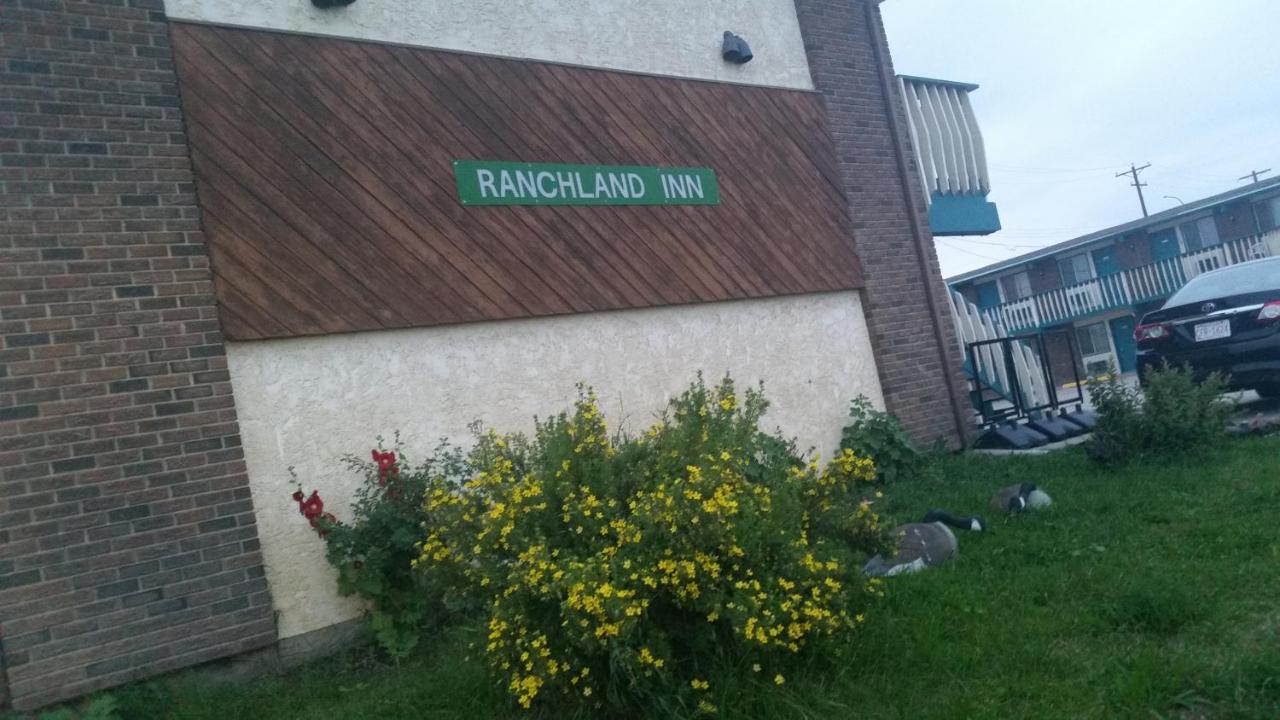 Ranchland Inn Nanton Eksteriør billede