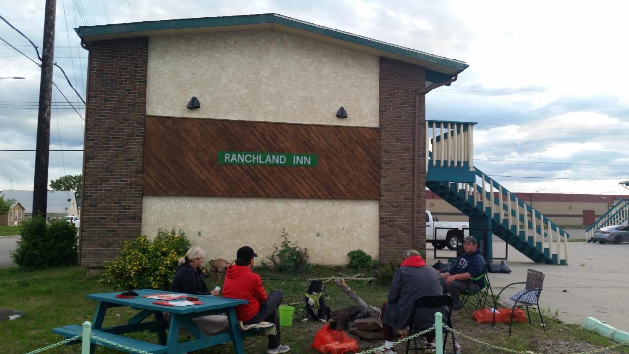 Ranchland Inn Nanton Eksteriør billede