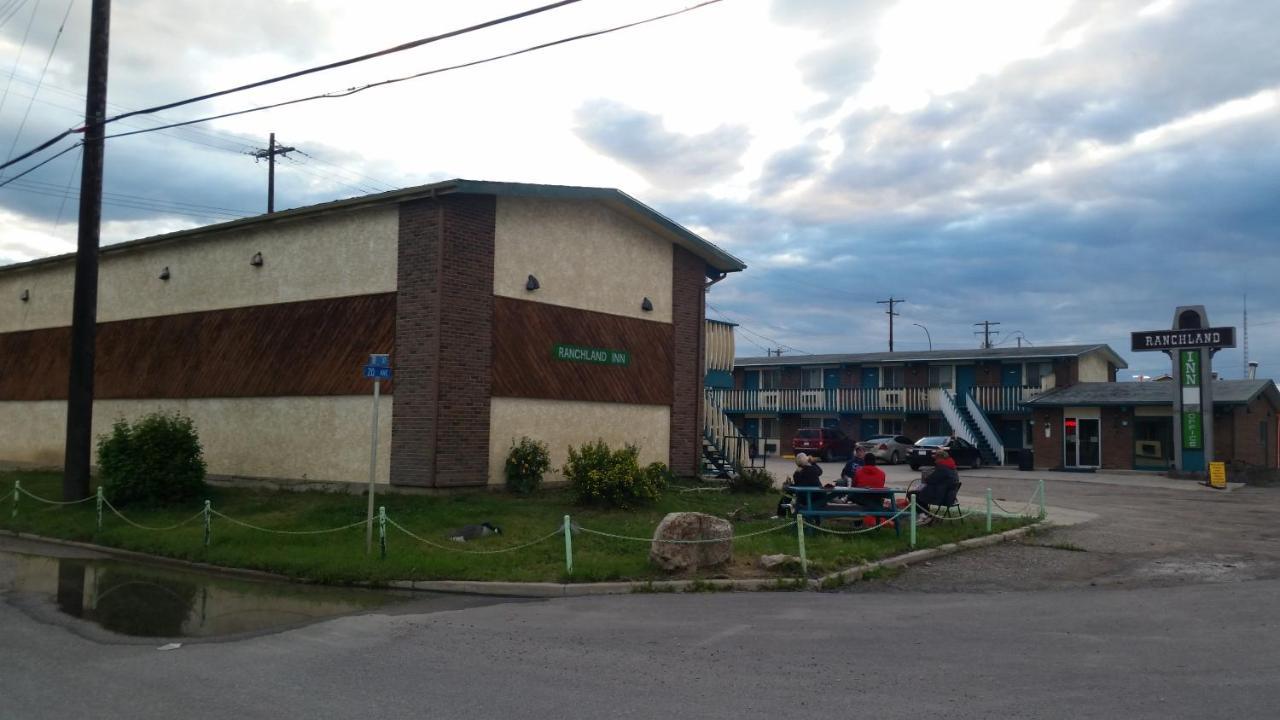 Ranchland Inn Nanton Eksteriør billede