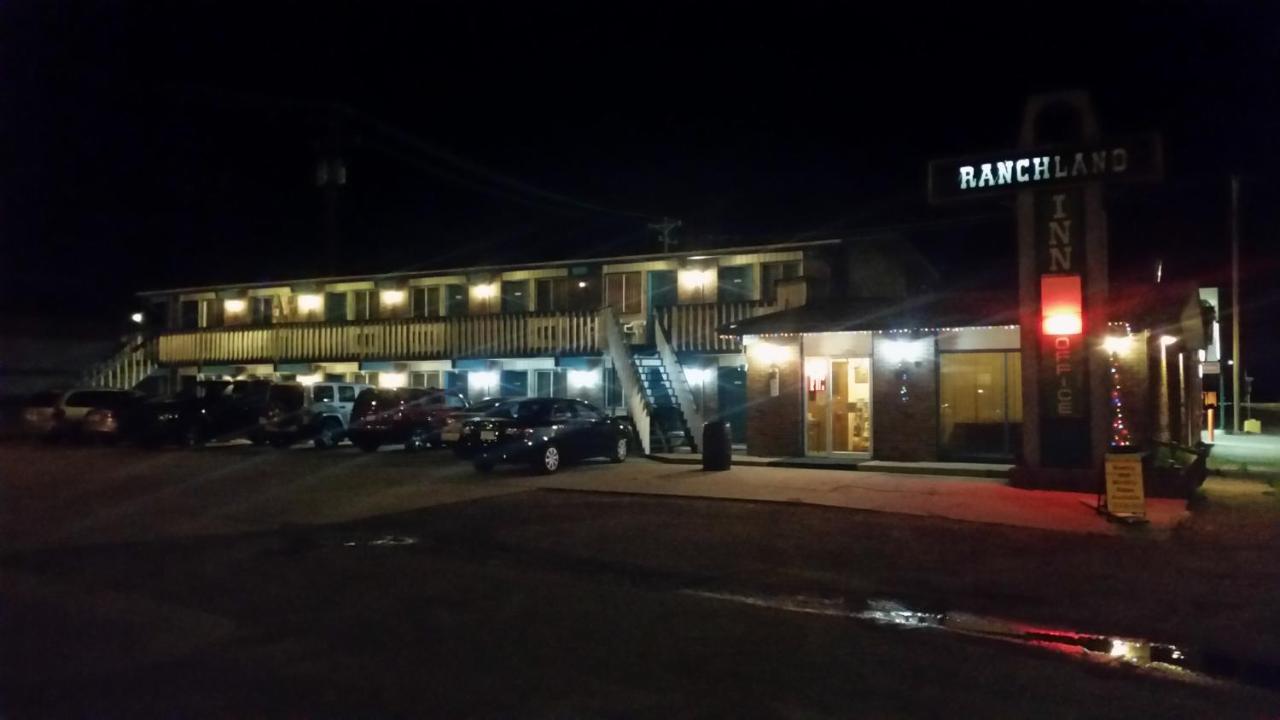 Ranchland Inn Nanton Eksteriør billede