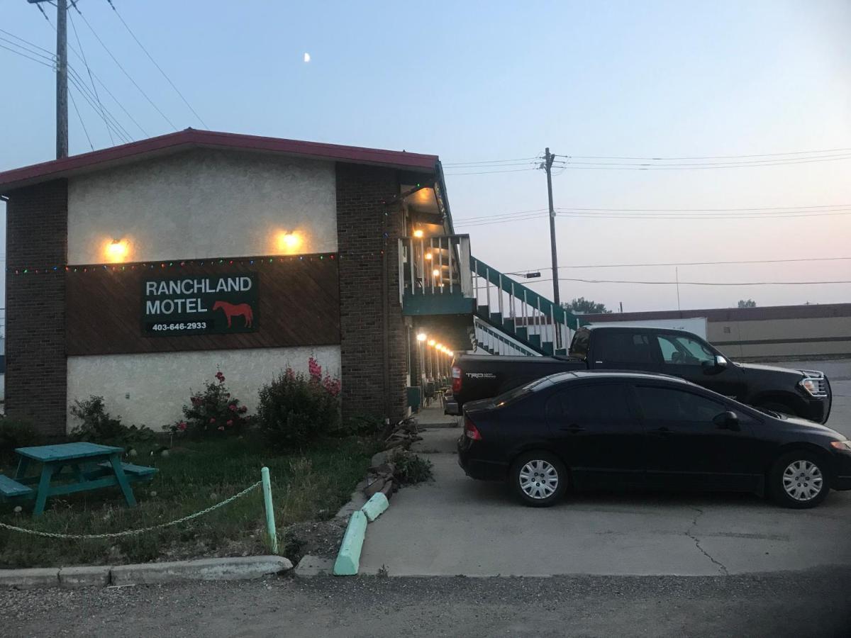 Ranchland Inn Nanton Eksteriør billede