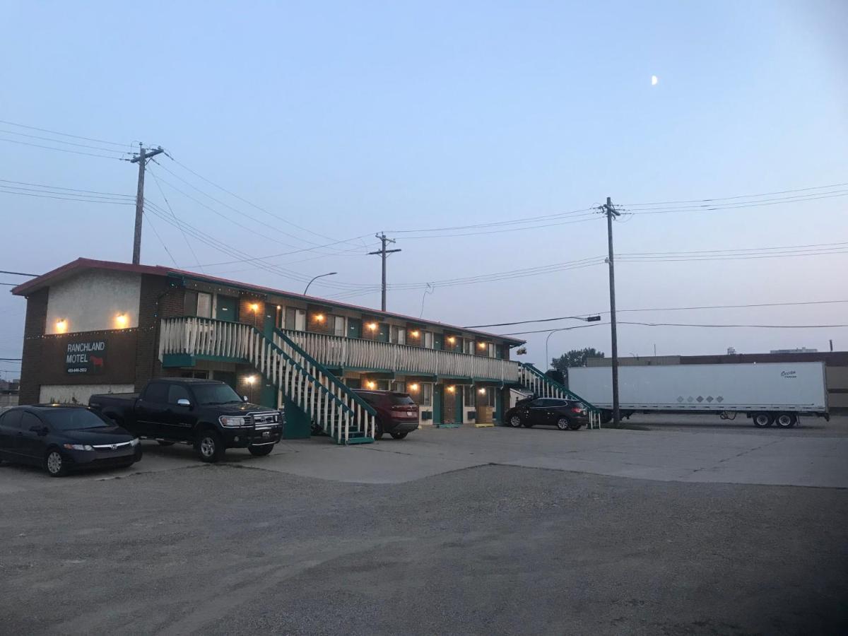 Ranchland Inn Nanton Eksteriør billede