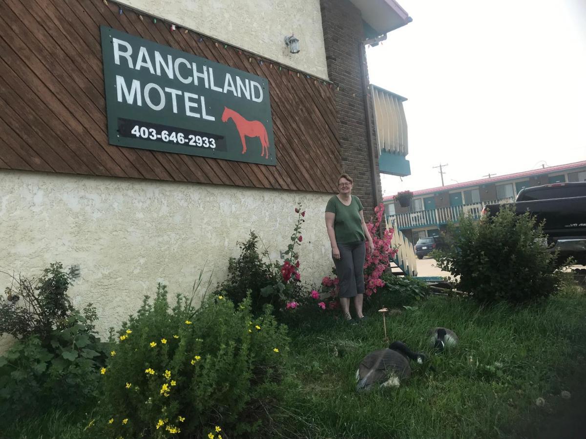 Ranchland Inn Nanton Eksteriør billede
